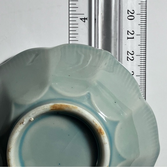 VINTAGE CELADON GREEN LOTUS BOWL / Small & Elegant / 3.5 in. / Some Firing Flaws - Picture 9 of 10